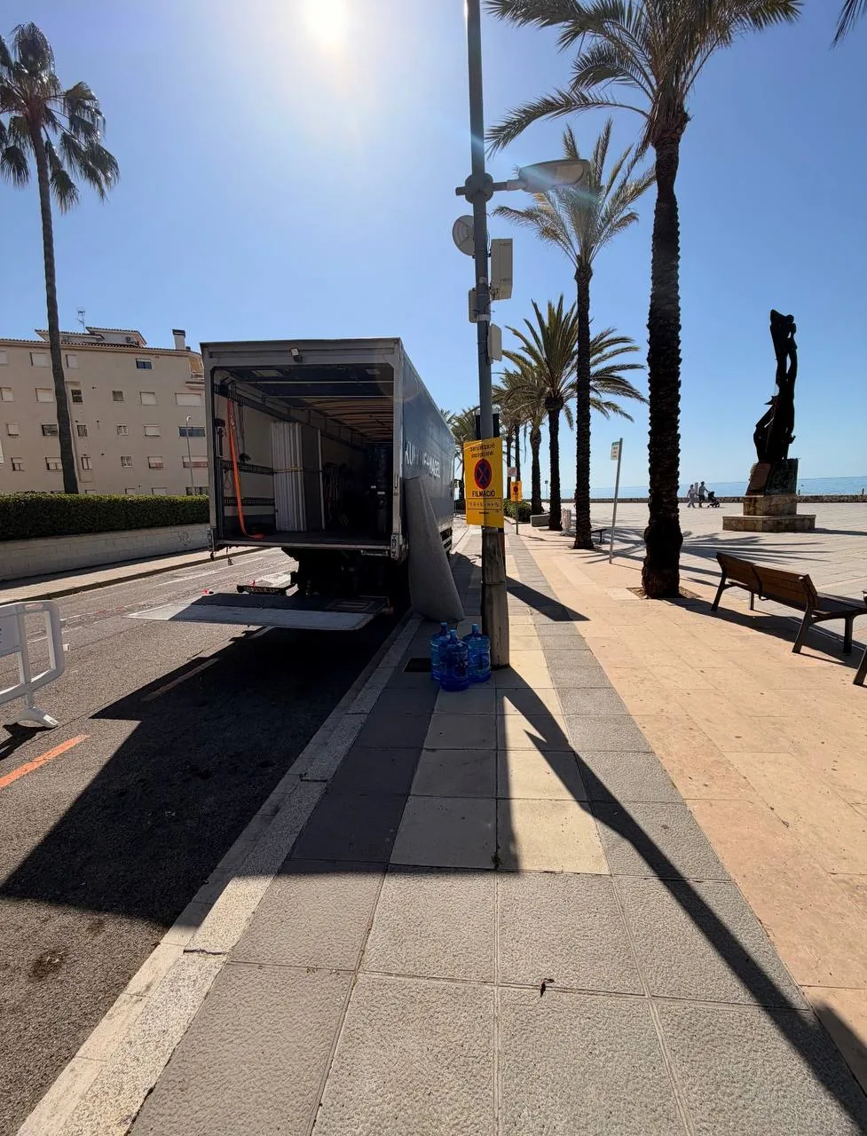 Camión con plataforma elevadora en un servicio junto al mar en Barcelona