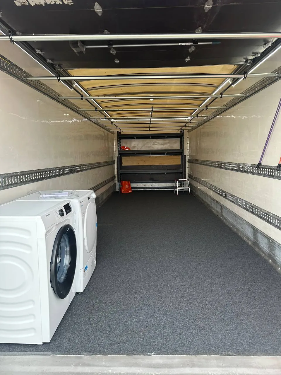 Interior de camión carrozado preparado para transporte de mercancía