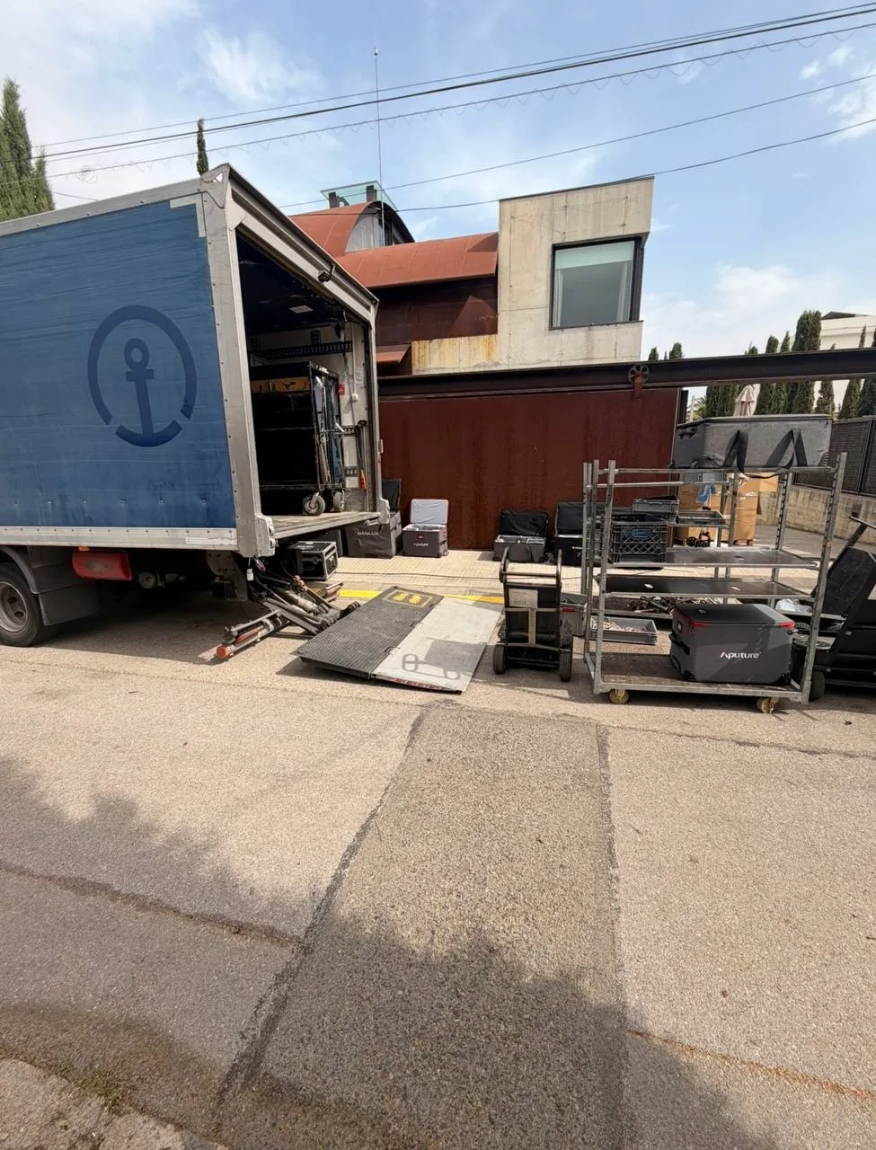 Carga de material técnico para una producción en localización